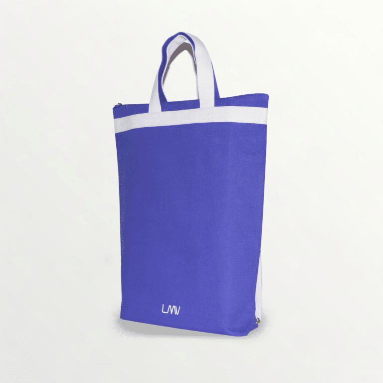 Sac à dos bicolor Neizic avec double porté : épaule et main de couleur violette, de 3 quarts