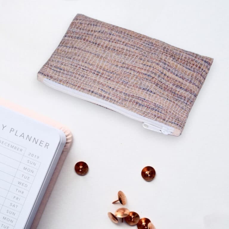 Trousse plate Nevez en tweed coloré posé sur une table