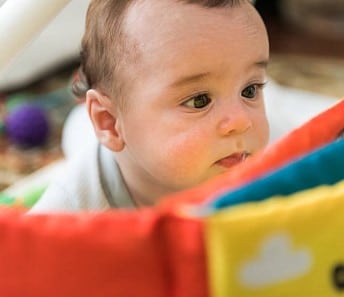 bébé en train de lire un live en tissu